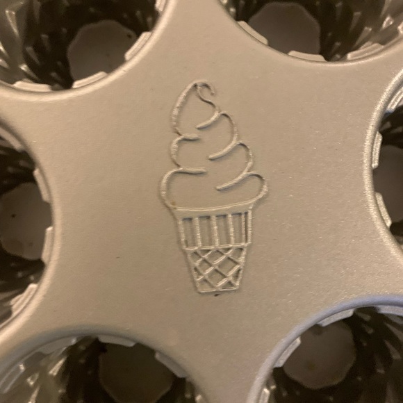 Nordic Ware Ice Cream Cone Cupcake pan baking - Picture 3 of 5